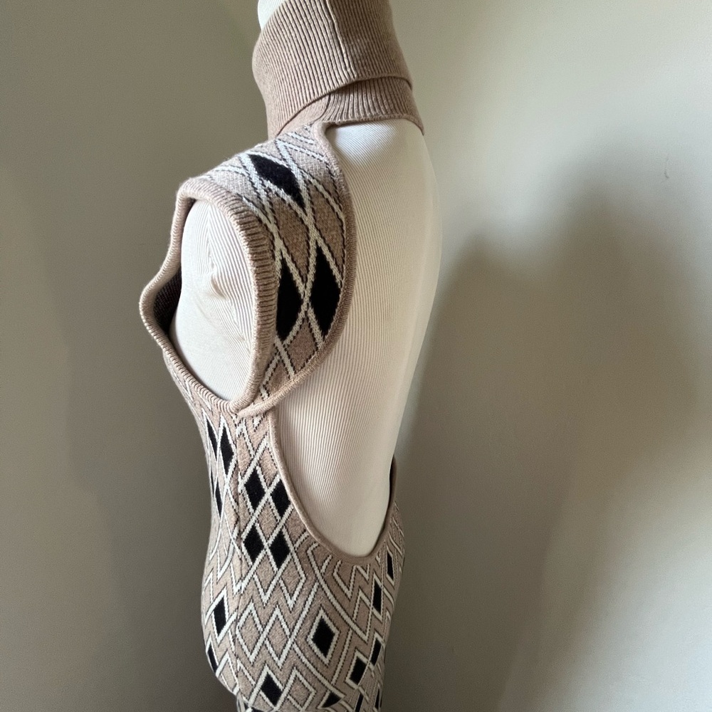 Geometric Pattern Sleeveless Turtleneck Sweater